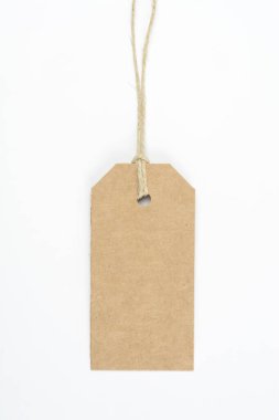 Beyaz arkaplanda dizgi ile düğümlenmiş kahverengi karton etiket