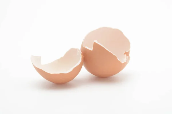 Uovo Marrone Aperto Sfondo Bianco Tuorlo — Foto Stock