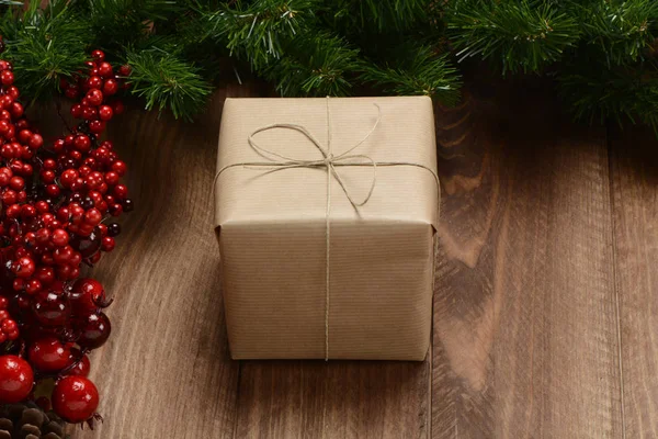 Caja Regalos Sobre Fondo Madera Guirnalda Verde Roja — Foto de Stock