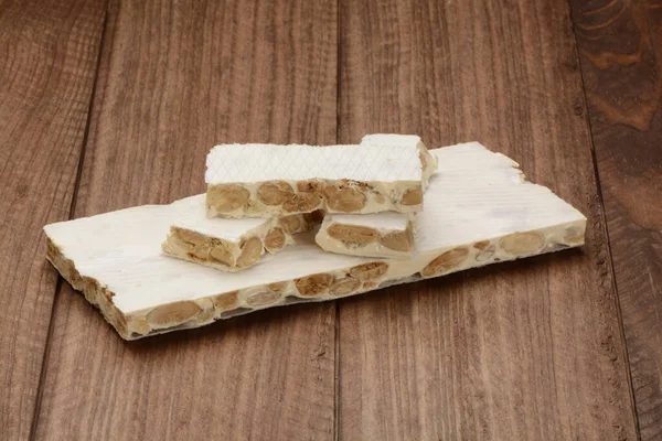 Hard Nugat Tabletka Drewnianym Tle Niektóre Kawałki — Zdjęcie stockowe