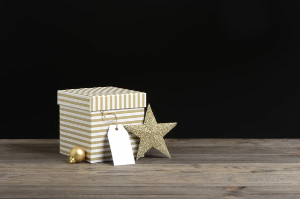 Caja Regalos Rayas Doradas Blancas Sobre Fondo Madera Negro —  Fotos de Stock