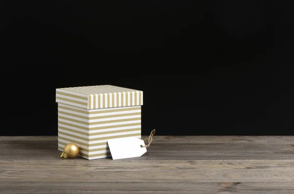 Caja Regalo Con Etiqueta Blanco Rayas Doradas Blancas Sobre Fondo —  Fotos de Stock