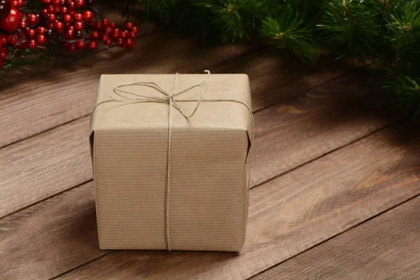 Caja Regalos Sobre Fondo Madera Guirnalda Verde Roja —  Fotos de Stock