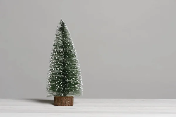 Μικρό Χριστουγεννιάτικο Δέντρο Λευκό Ξύλινο Τραπέζι Κάρτα Έννοια — Φωτογραφία Αρχείου