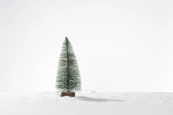 Dekorativní Umělý Vánoční Stromek Umělém Sněhu Kompozice Jako Pohlednice Nebo — Stock fotografie