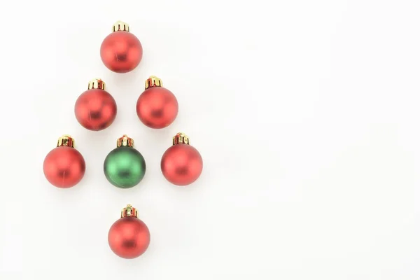 Röda Och Gröna Julbollar Rita Ett Träd Ovanifrån — Stockfoto