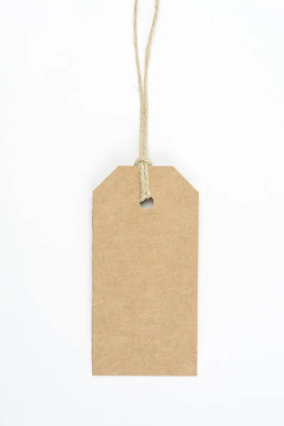 Beyaz Arkaplanda Dizgi Ile Düğümlenmiş Kahverengi Karton Etiket — Stok fotoğraf