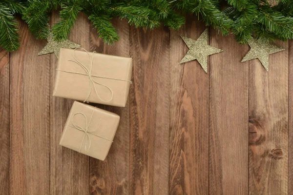 Caja Regalos Sobre Fondo Madera Estrellas Guirnalda Verde —  Fotos de Stock