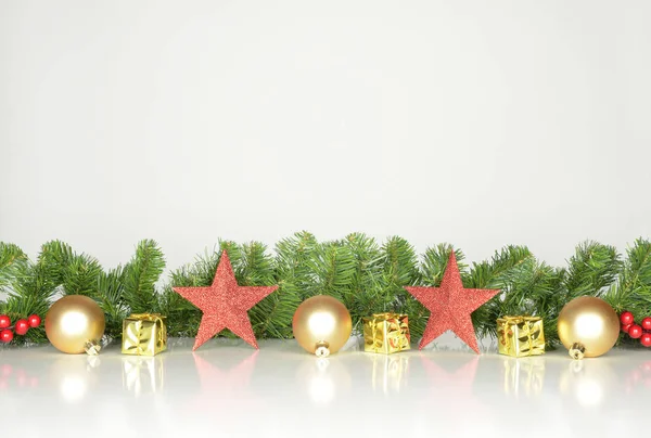 Juldekoration Med Gula Gyllene Och Röda Prydnader Design För Banner — Stockfoto