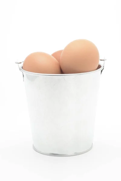 Eieren Een Koperen Kubus Witte Achtergrond Ingrediënt — Stockfoto