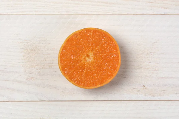 Tangerine Een Houten Ondergrond Doormidden Gesneden Uitzicht Van Bovenaf — Stockfoto
