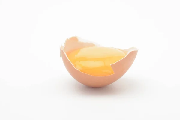 白背景的开放的褐色蛋 — 图库照片
