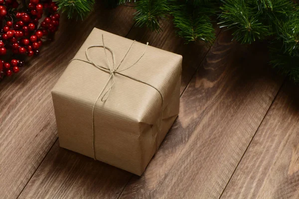 Caja Regalos Sobre Fondo Madera Guirnalda Verde Roja —  Fotos de Stock