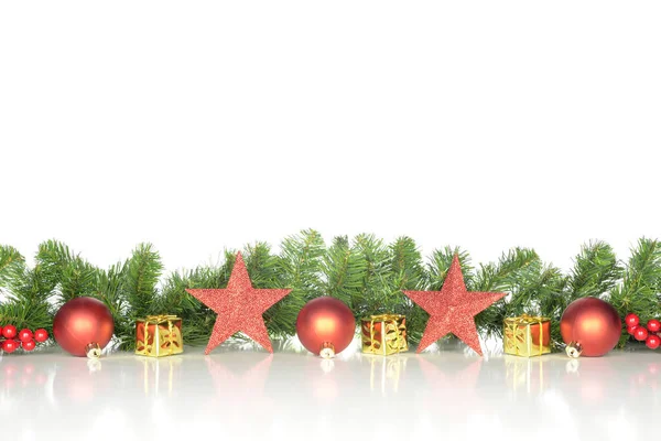 Kerstversiering Met Gele Gouden Rode Ornamenten Design Voor Een Spandoek Rechtenvrije Stockfoto's