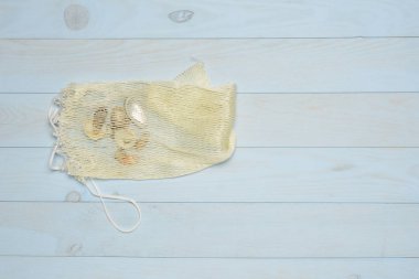 Mavi ahşap zemin üzerinde balık ağı, kabuk ve kabuklar