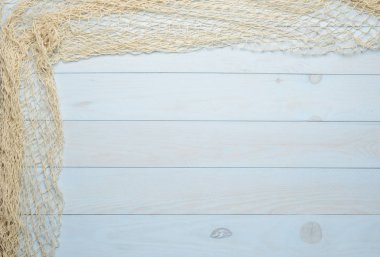 Mavi ahşap arka planda kırmızı balık ağı