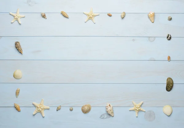 Conchas de mar, estrellas de mar y conchas de mar sobre fondo azul de madera — Foto de Stock