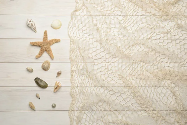 Cáscaras de mar, estrellas de mar y conchas de mar sobre fondo de madera blanca wi — Foto de Stock