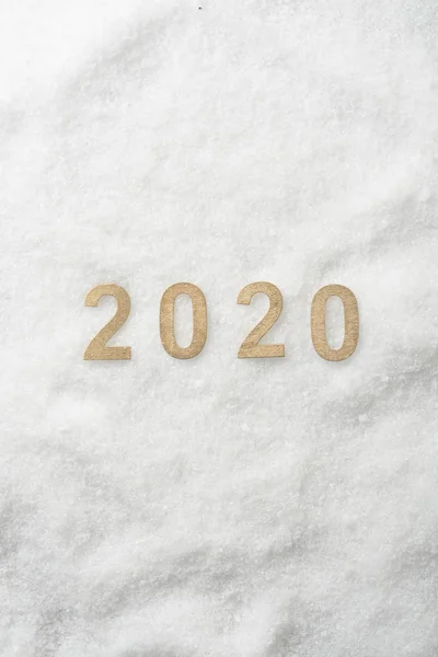 Año Nuevo 2020 en números sobre fondo de nieve — Foto de Stock