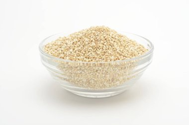 Cam bir kasede beyaz kinoa