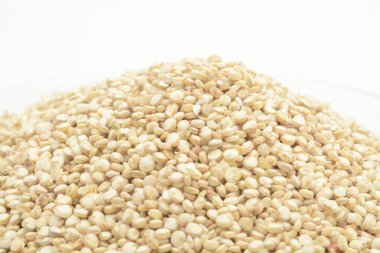 Beyaz arkaplanda beyaz kinoa