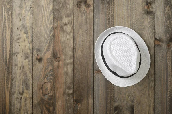 Fehér kalapot, a fából készült háttér — Stock Fotó