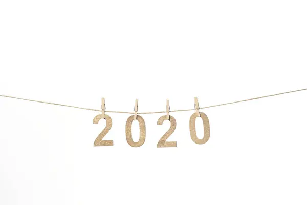 Nuevo año 2020 en números de madera dorada colgando de una cuerda — Foto de Stock