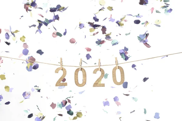 Nuevo año 2020 en números de madera dorada colgando de una cuerda — Foto de Stock