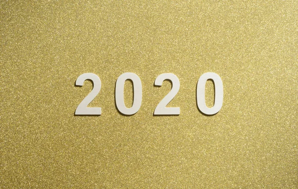 2020 año en números blancos sobre fondo dorado — Foto de Stock