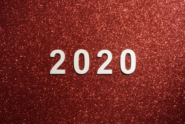 2020 año en números blancos sobre fondo rojo — Foto de Stock
