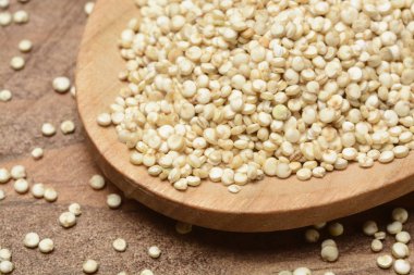 Bir tahta kaşık ham quinoa