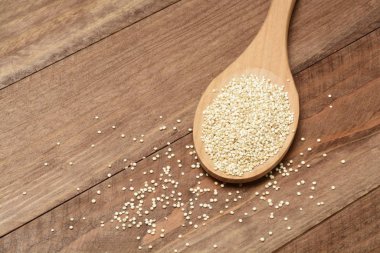 Bir tahta kaşık ham quinoa