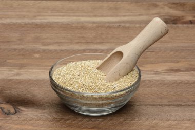 Cam bir kasede beyaz kinoa