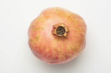 Beyaz arkaplanda nar