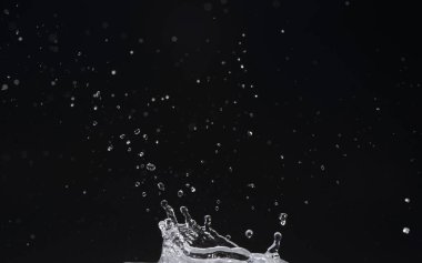 Su siyah arkaplanda hareket ediyor