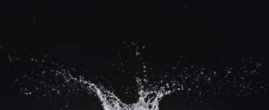 Su siyah arkaplanda hareket ediyor