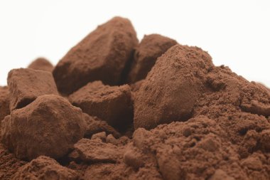 beyaz zemin üzerine kakao tozu