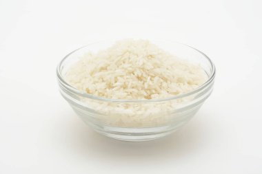 Cam bir kasede uzun çiğ pirinç