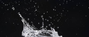 Su siyah arkaplanda hareket ediyor