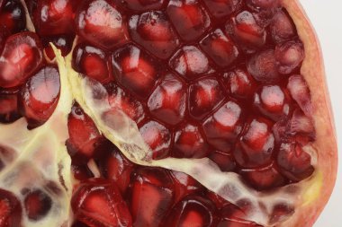 Beyaz arkaplanda nar