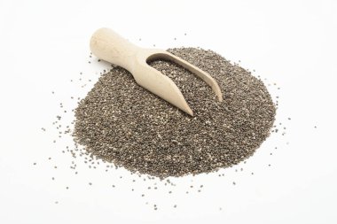 Beyaz arka planda tahta kaşıkta Chia