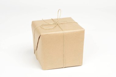 Hediye kutusu kapatıldı ve iple bağlandı