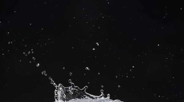 Agua moviéndose sobre fondo negro —  Fotos de Stock