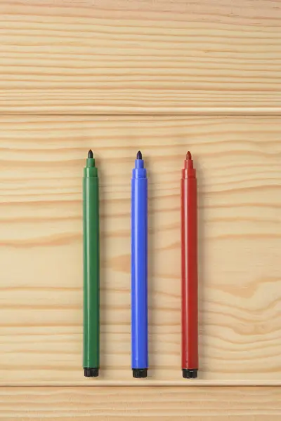 Marcadores coloridos em fundo de madeira — Fotografia de Stock