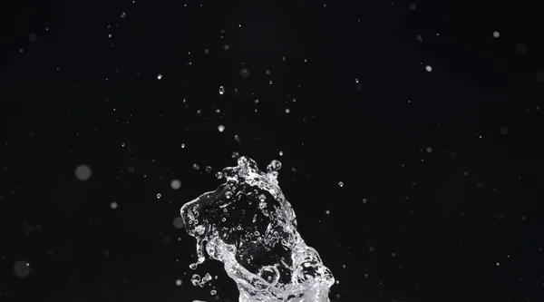 Water verplaatsen op zwarte achtergrond — Stockfoto