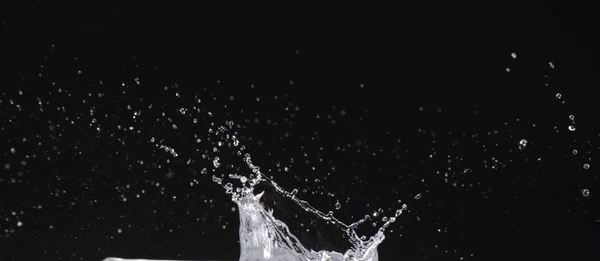 Voda se pohybuje na černém pozadí — Stock fotografie