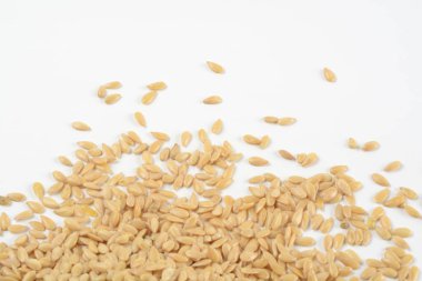 Beyaz arkaplanda altın keten tohumları