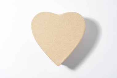 Kalp şeklinde bir karton kutu.