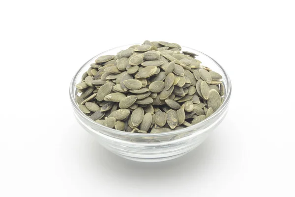 Obierane nasiona dyni w przezroczystej szklanej misce — Zdjęcie stockowe