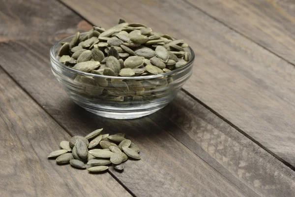 Peeled pumpkin seeds in a glass bowl — Stockfoto